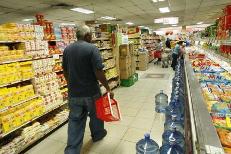 Gobierno respalda propuesta para reabrir abarroterías y minisúper